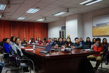 说明: C:\Users\hp\Desktop\十九大开幕式学习\文法青年学生观看十九大感言\人文楼附楼A301:文法师生学习十九大精神.jpg