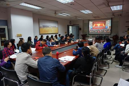 说明: C:\Users\hp\Desktop\十九大开幕式学习\文法青年学生观看十九大感言\人文楼附楼A301:威尼斯9499登录入口师生共看十九大.jpg